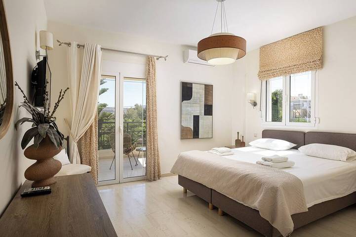 Villa de 200 m² avec jardins privés et piscine de 60 m², à 1,5 km de la plage in Région de Réthymnon