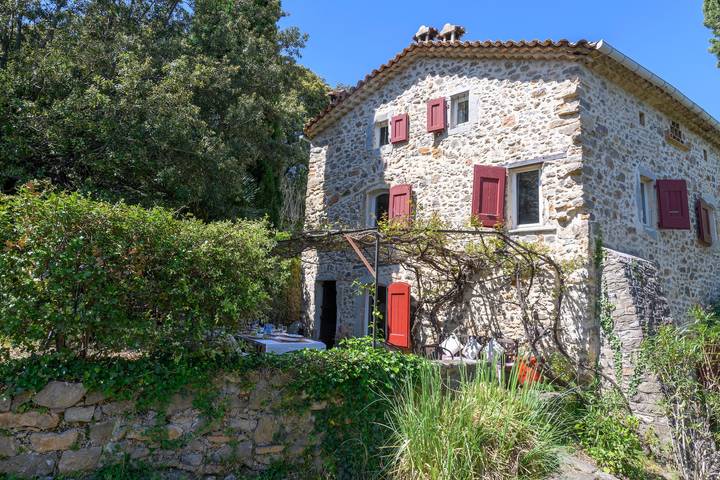 Gîte pour 8 personnes, avec jardin ainsi que piscine et terrasse à Saint-Félix-de-Pallières