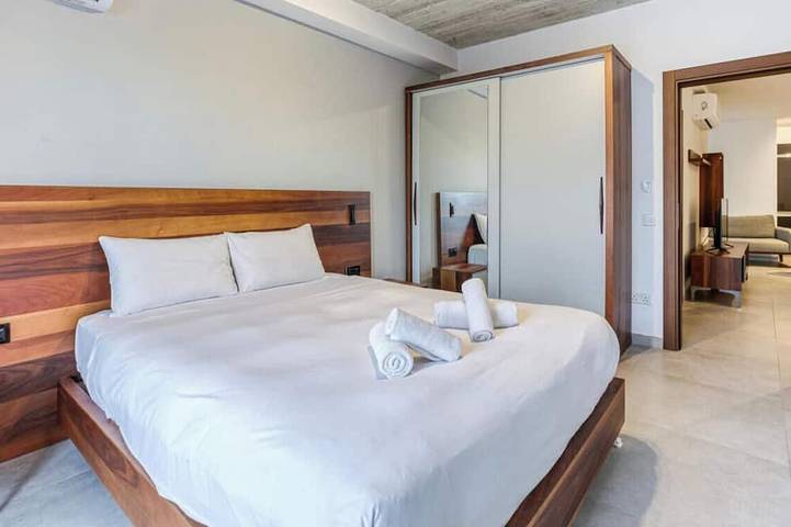 Apartamento inteiro, A fully equipped Apt with private balcony & Pool in San Giljan, Ilha de Malta
