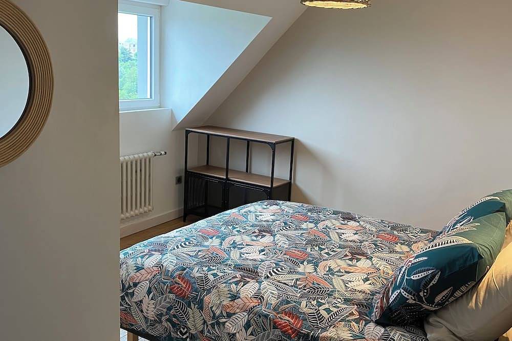 Large 4* gîte: sleeps 12, 6 bedrooms, 4 bathrooms, games room, garden in Laon, Aisne