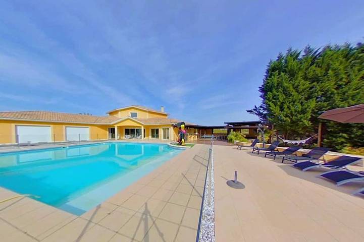 Location de vacances pour 12 personnes, avec Jacuzzi ainsi que Terrasse et Jardin à Agnac