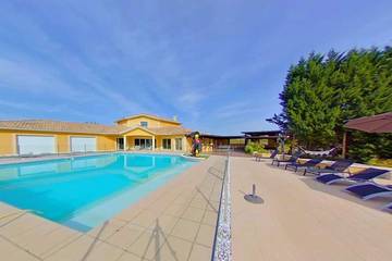 Cottage pour 12 personnes, avec jardin et jacuzzi à Agnac
