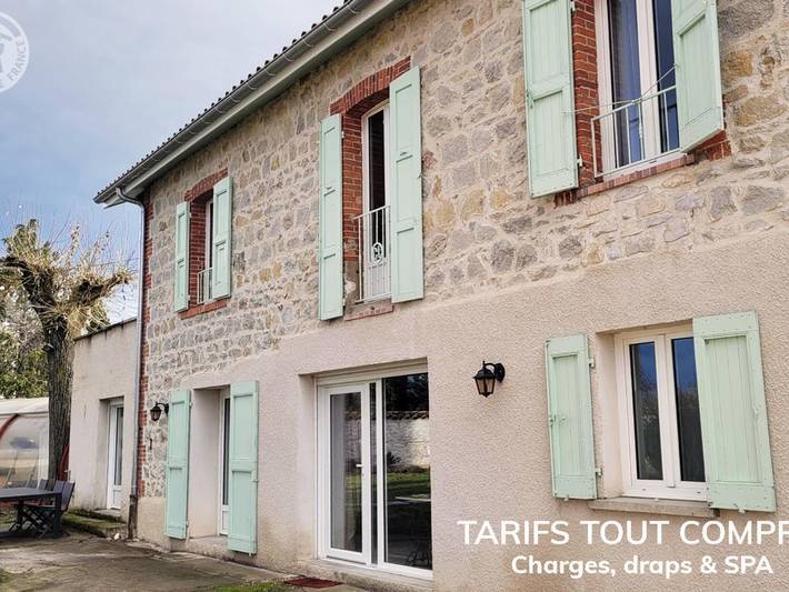 Gîte pour 9 personnes, avec Jacuzzi et Terrasse ainsi que Jardin et Sauna