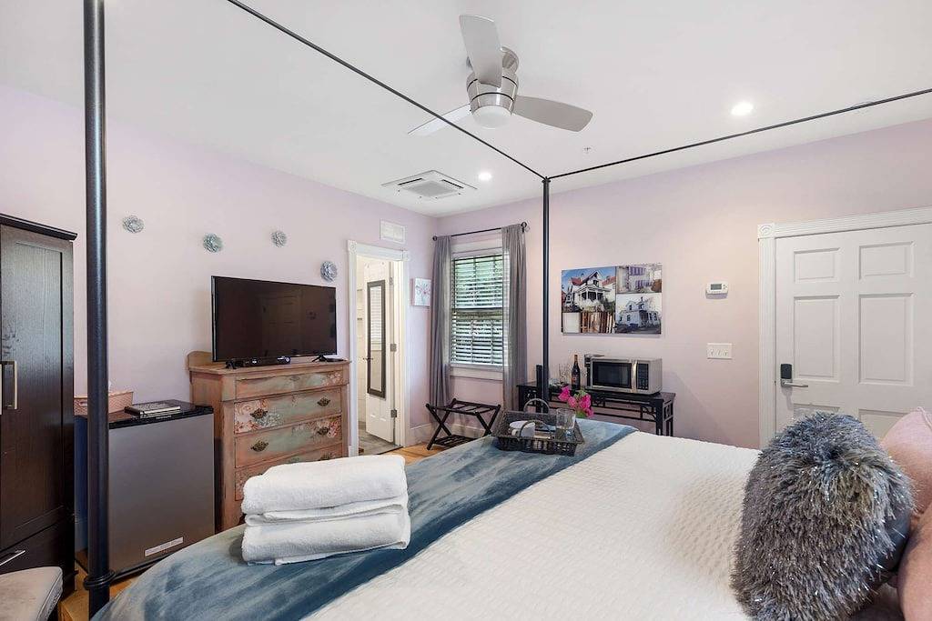 Luxurious King Suite With New Heated Pool in Charleston, Charleston County
