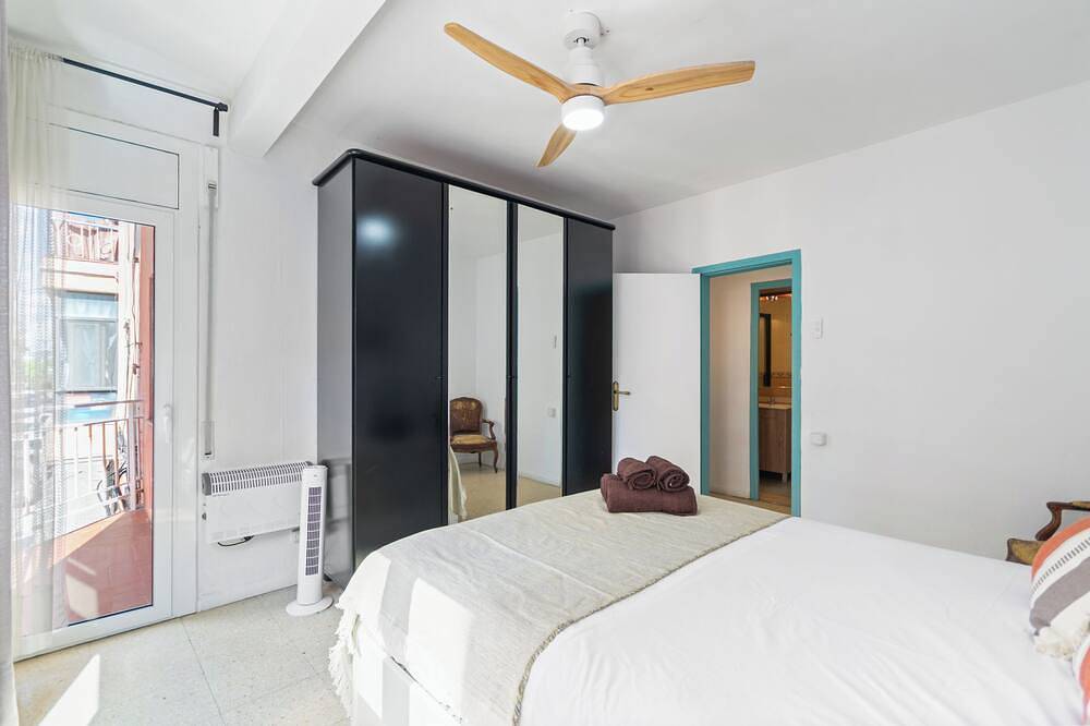 Appartement entier, 3 bedroom apartment 15' from Barcelona center and 8' walking from the beach in Sant Adrià de Besòs, Barcelonès