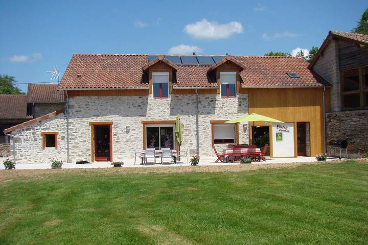 Gîte pour 12 personnes, avec jacuzzi ainsi que jardin et terrasse dans Eyjeaux