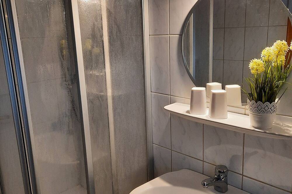 Ganze Wohnung, Geräumige Ferienwohnung (80 qm) für 2 Personen mit zwei Badezimmern in Gemünden am Main, Maindreieck