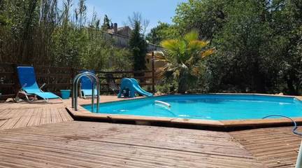Maison de campagne pour 4 personnes, avec piscine ainsi que vue sur le lac et terrasse à Orange