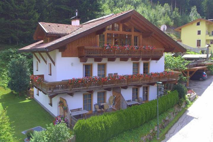 Ferienwohnung für 4 Personen, mit Balkon und Terrasse sowie Garten und Sauna in Osttirol