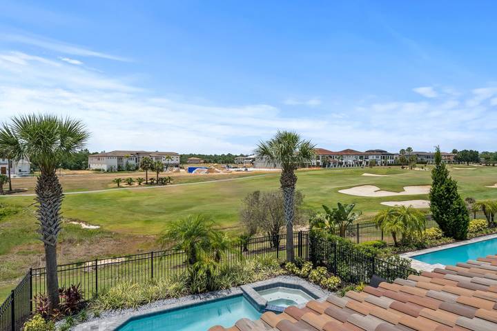 Vacation rental for 12 people, with balcony and pool, with pets in Reunion Resort