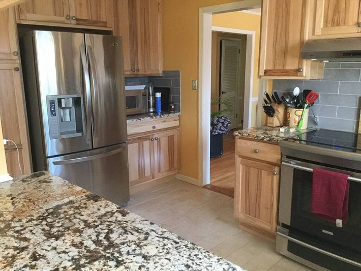 Vacation rental for 22 people, with hot tub and yard in Northern Virginia