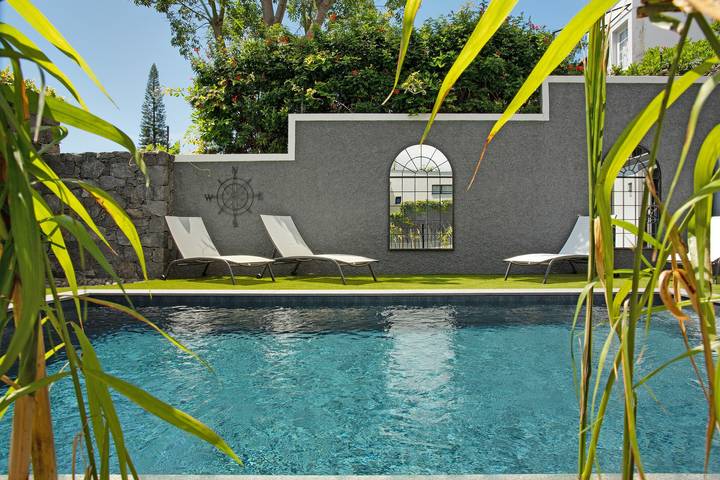 Entire studio, Studio Apartment '1' with Shared Pool, Shared Garden and Wi-Fi in São Martinho, Madeira