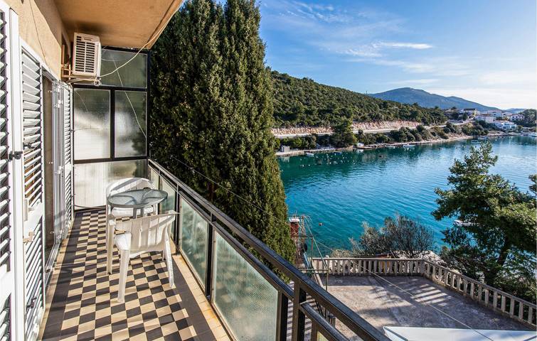 Ganze Ferienwohnung, Gemütlich, 2 km vom Strand entfernt: WLAN, Klimaanlage, Parkplatz und Terrasse in Klek, Dubrovnik-Neretva