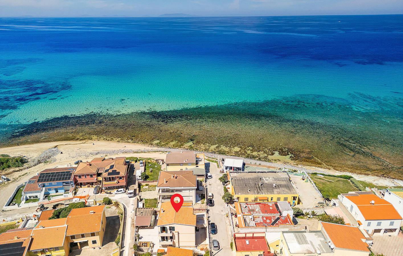 Appartamento intero, Appartamento sulla spiaggia con terrazza e parcheggio vicino alla spiaggia in Lu Bagnu, Castelsardo