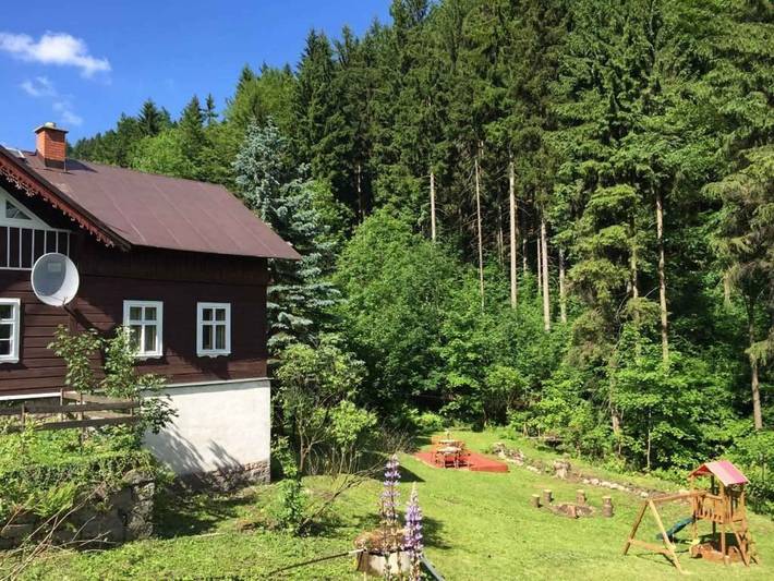 Berghütte mit Bademöglichkeit, Spielplatz und wunderschönem Blick auf die Wälder in Desná, Region Liberec
