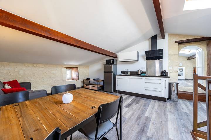 Le Loft – Château Le Noble: Modern Retreat in the Heart of the Vineyard in Saint-Germain-du-Puch, Libourne region