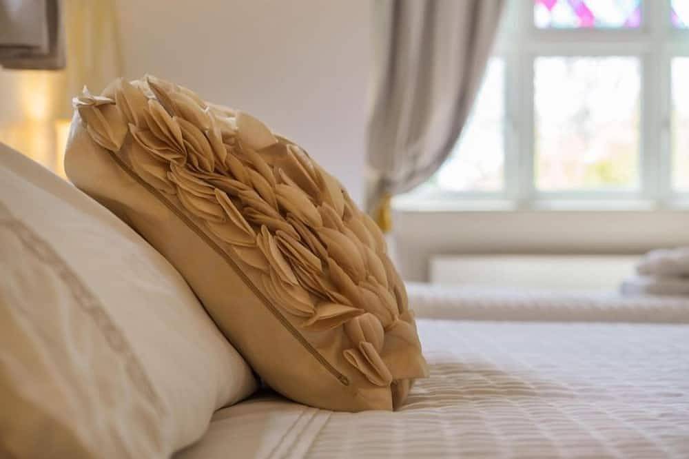 Grove Lodge -  a house that sleeps 13 guests in 5 bedrooms in Gosport, Hampshire