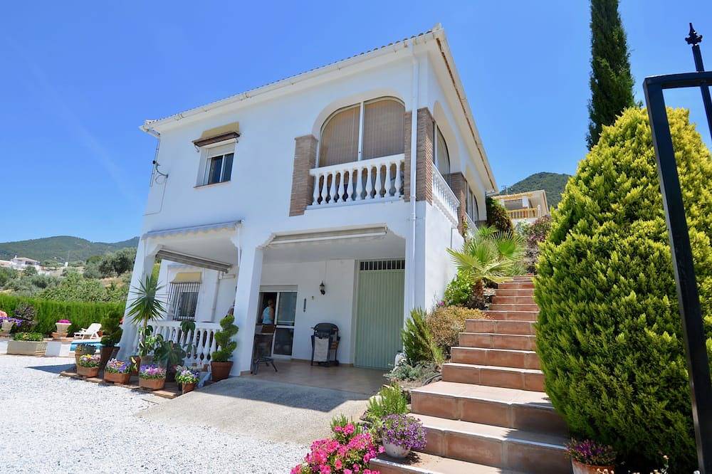 Casa Alegria, villa with mountain views, quiet location in Alcaucin in Alcaucín, Málaga Province