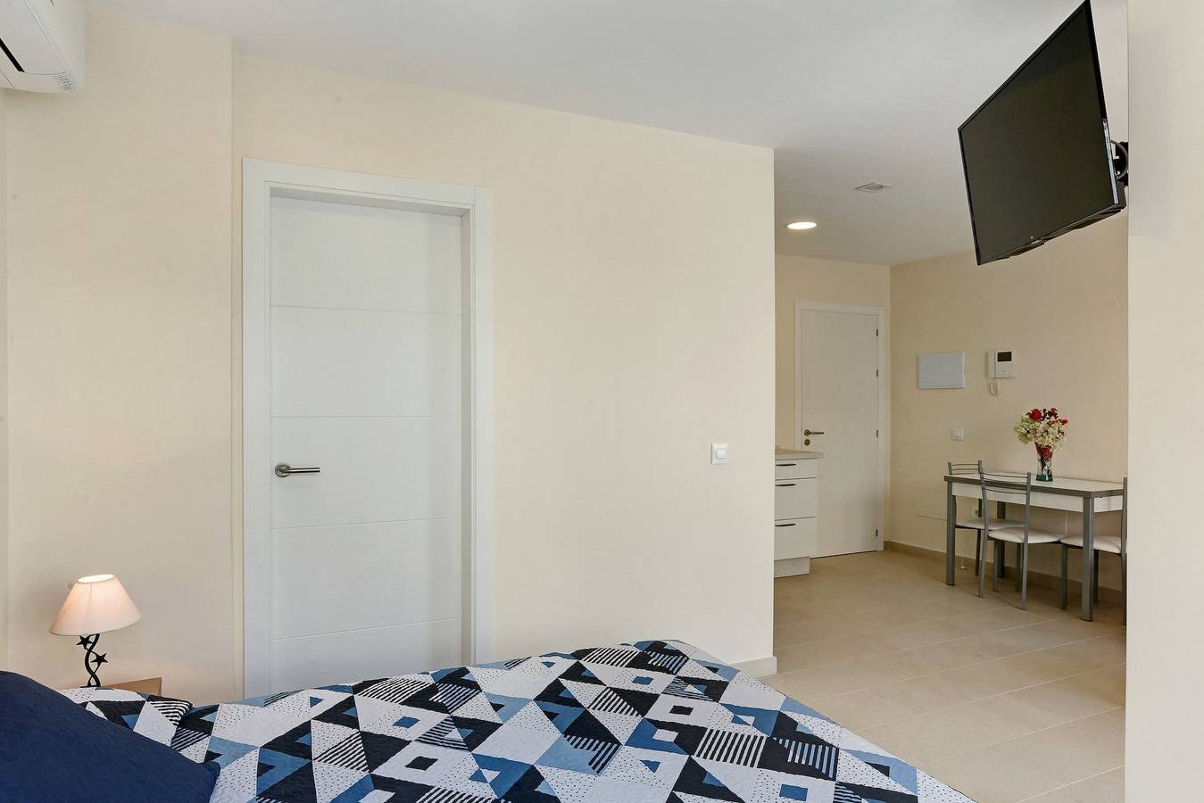 Appartement entier, Appartement Albamar 1D avec vue sur les montagnes, Wi-Fi, climatisation et balcon in Puerto de Mogan, Lomo Quiebre