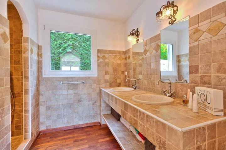 Villa pour 6 personnes, avec terrasse ainsi que vue et piscine à Le Cannet - 4