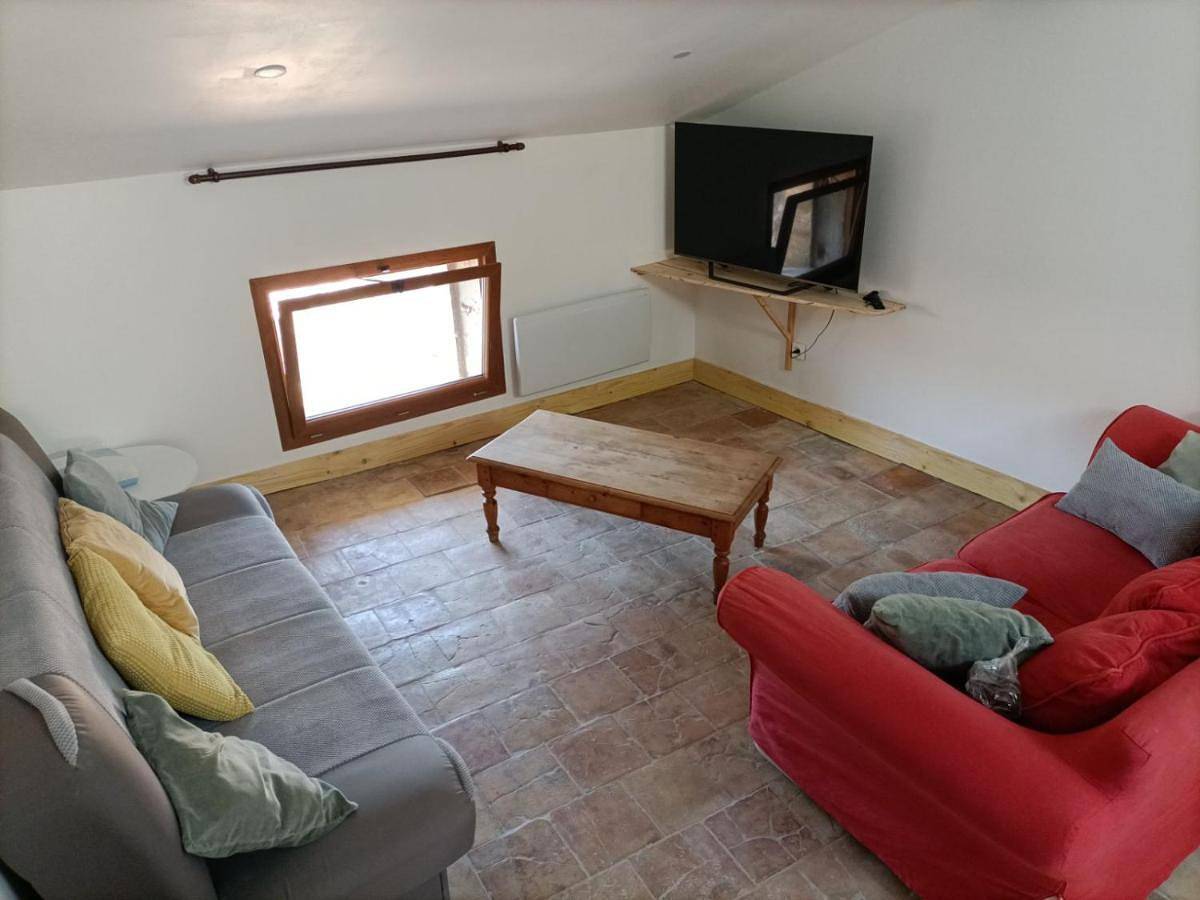 Appartement entier, Two-Bedroom Apartment in Remoulins, Région de Nîmes