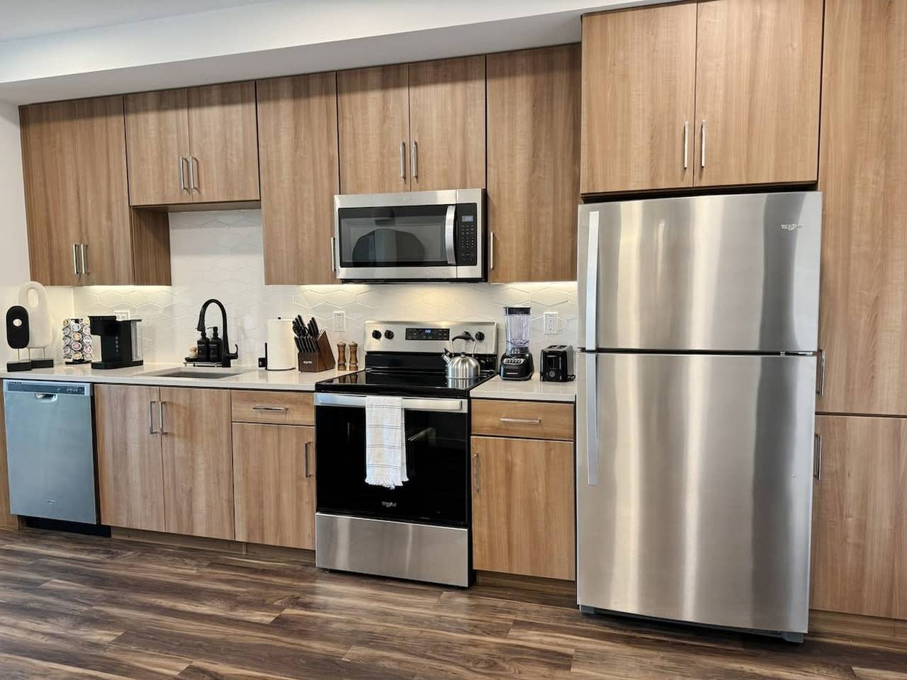 Entire apartment, Modern Mid-Hollywood Apt Sunset View Free Parking in Hollywood, Los Angeles