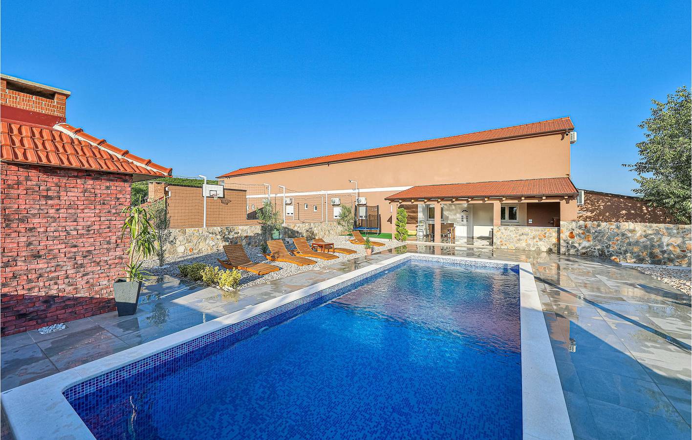 Geräumige 2-Zimmer-Wohnung mit Pool, WLAN und Parkplatz in Dalmatinisches Zagora