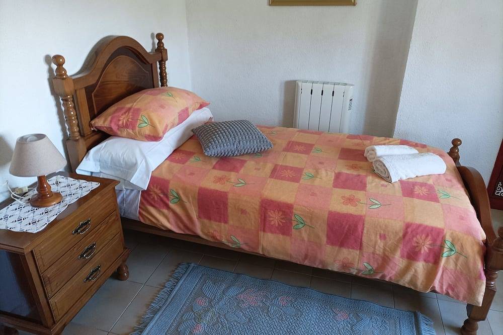 Enjoy in the nature. whole house. San Mamede mountain range. pets allowed. in Maceda, Ourense Region