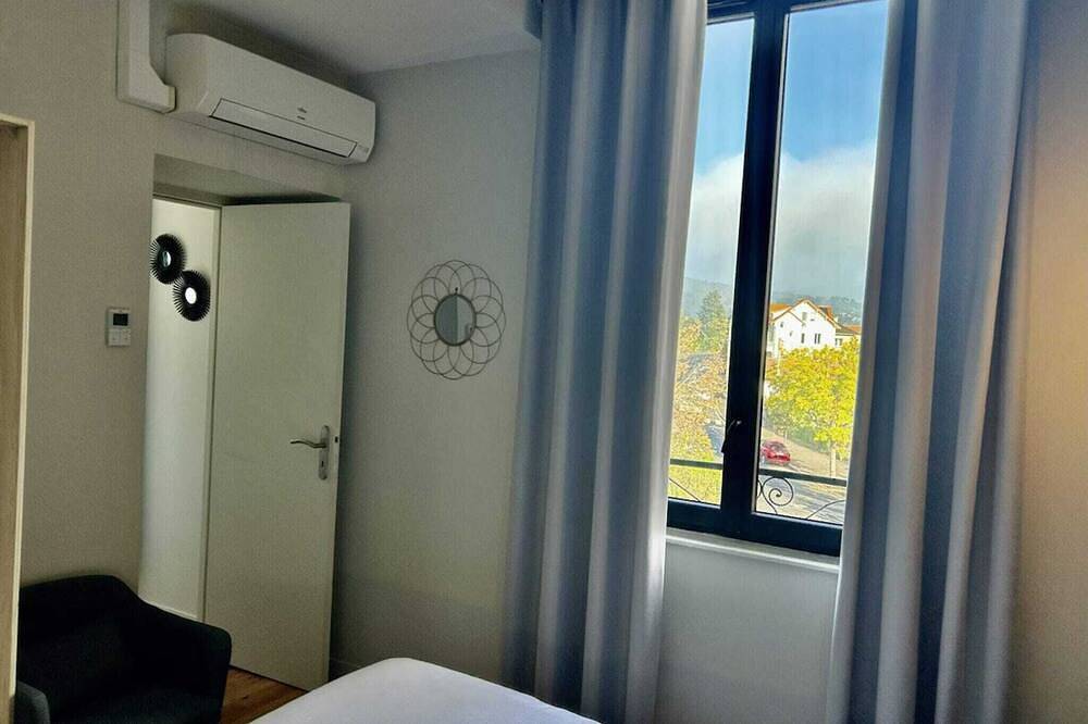 Entire apartment, 2-person air-conditioned 1-bedroom apartment near Aïga Resort Puy de Pariou 200 in Châtel-Guyon, Volcans d'Auvergne Regional Nature Park