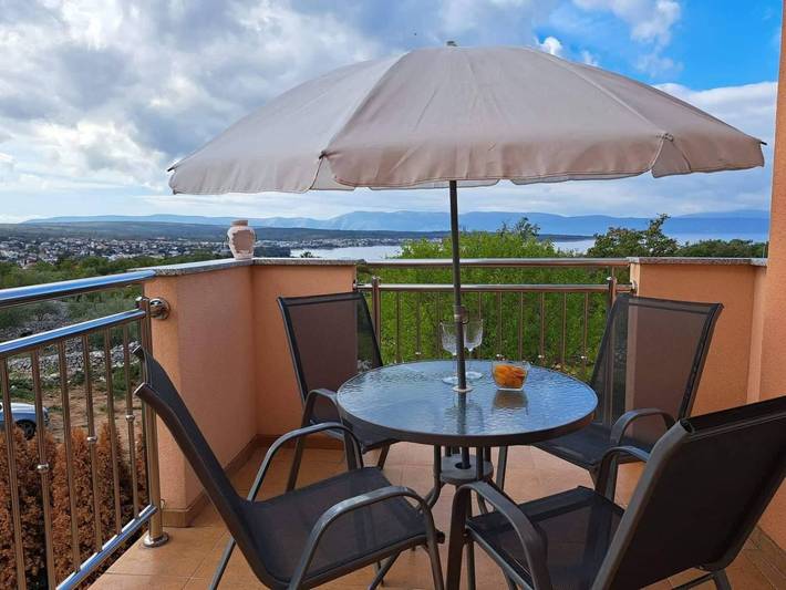 Ferienwohnung für 5 Personen, mit Terrasse und Garten sowie Pool in Malinska