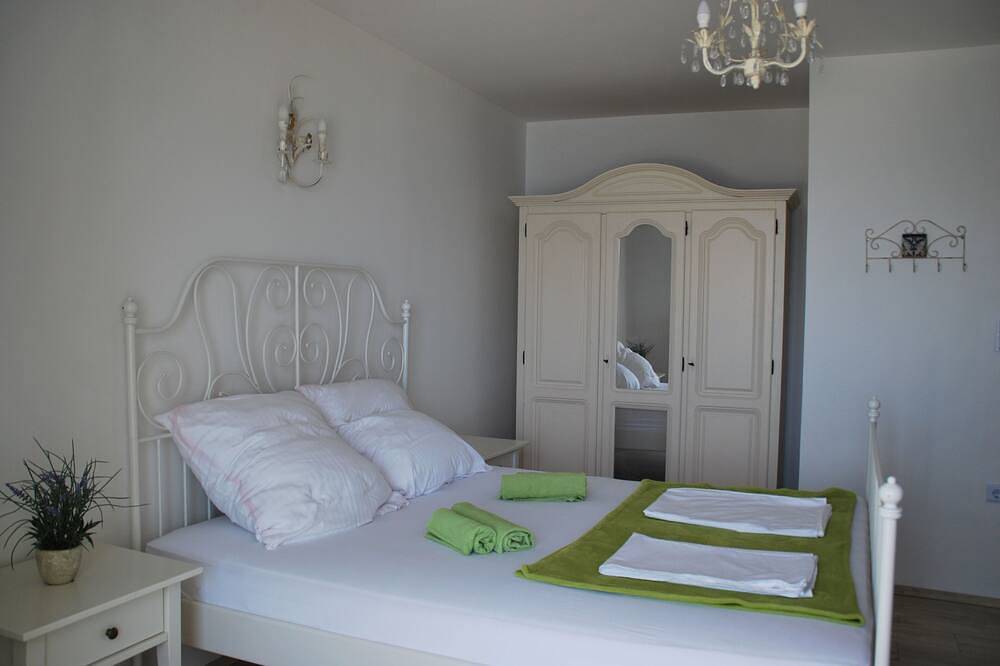 Ganze Wohnung, Villa Danica - Apartment (Studio) 2 persons - direct at sea - 4 star in Betina, Murter