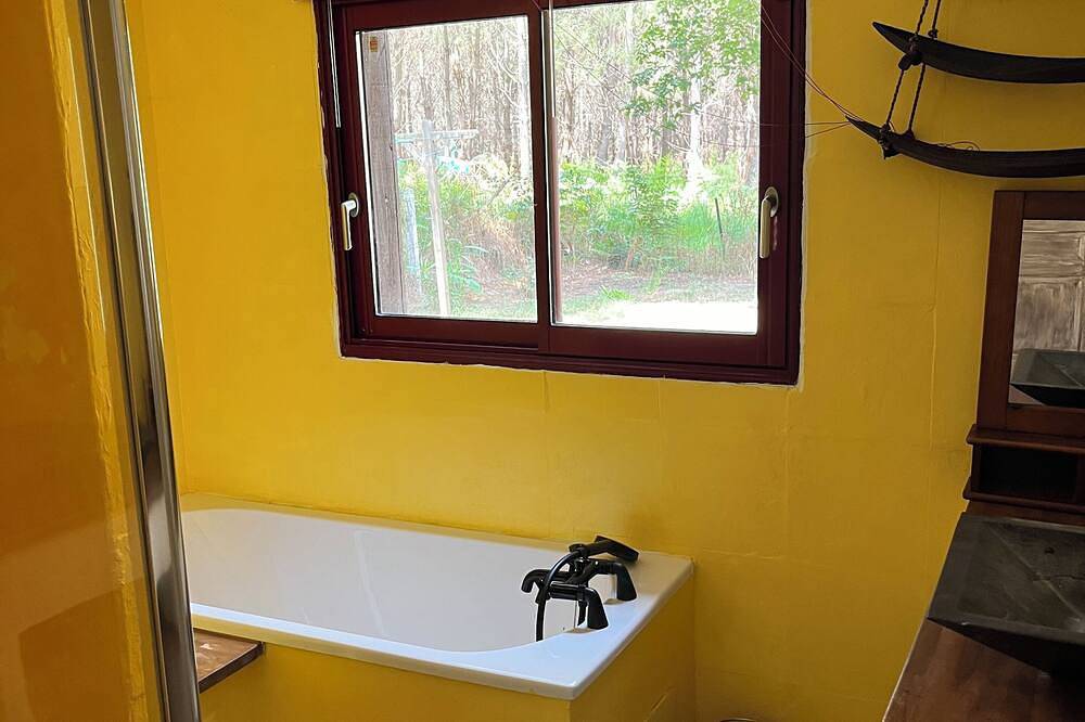 Le Nid de la Canopée – chambre mansardée, piscine chauffée, forêt in Hourtin, Parc naturel régional du Médoc