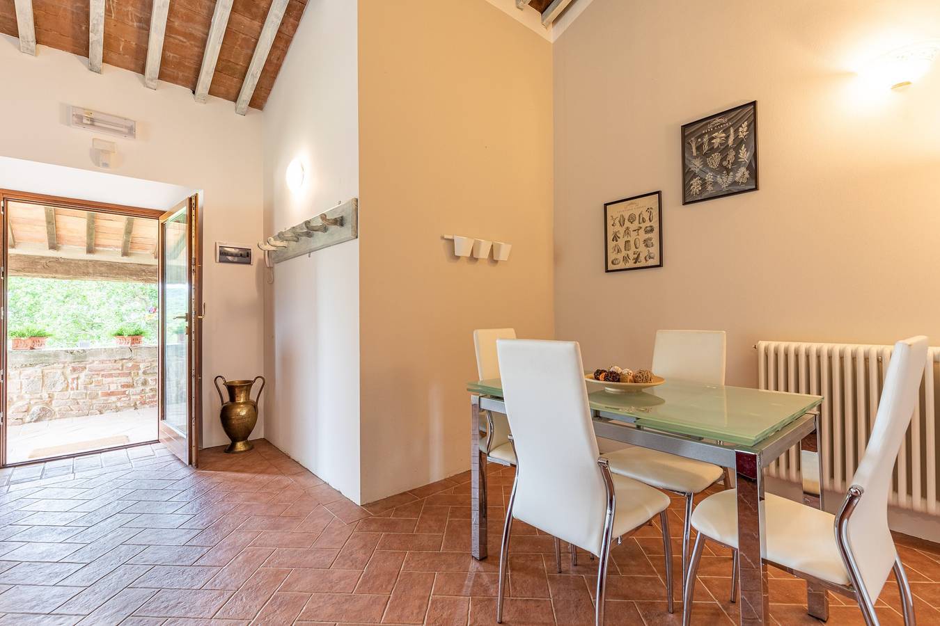 Ganze Wohnung, Ferienwohnung 'La Loggia' mit Bergblick, Gemeinschaftspool und Wi-Fi in Chianciano Terme, Siena Provinz
