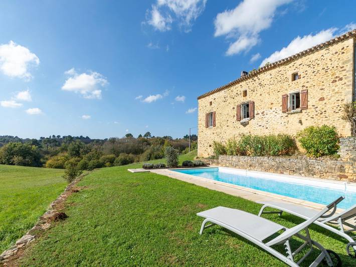 Location de vacances pour 4 personnes, avec terrasse ainsi que jardin et piscine à Sauveterre-la-Lémance - 3