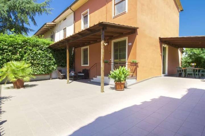 Location de vacances pour 8 personnes, avec piscine et jardin dans Orentano