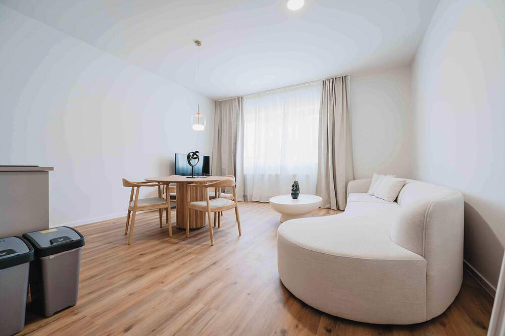 Ganze Wohnung, Zentrales Apartment in Celle: 2 Schlafzimmer, Küche, Parkplatz & Stadtzentrum in Celle, Lüneburger Heide
