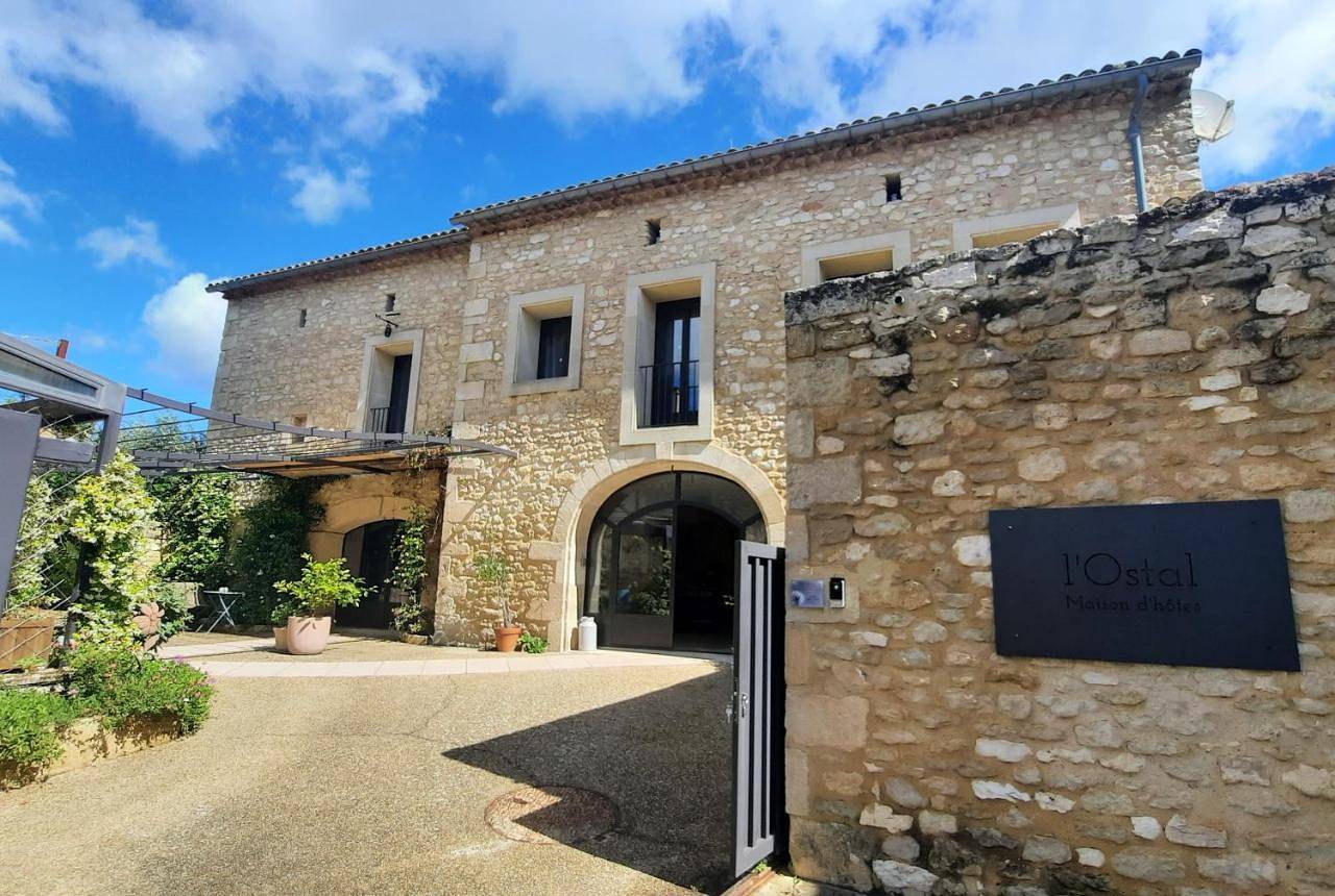 L'Ostal Saint Hilaire d'Ozilhan - Bed & Breakfast in Saint-Hilaire-d'Ozilhan, Région de Nîmes