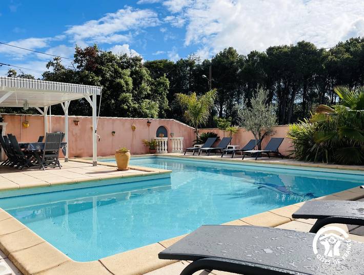 Gîte pour 12 personnes, avec terrasse et piscine, animaux acceptés à Vendémian