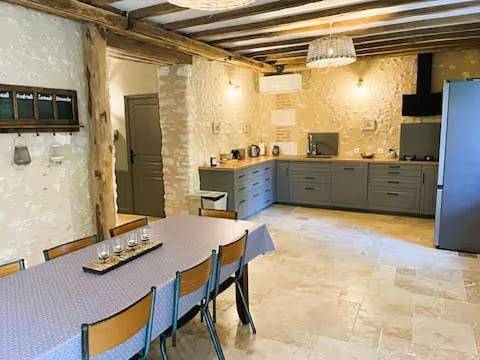 Le chai de Peyssard, piscine chauffée. in Château-l'Évêque, Périgord Blanc