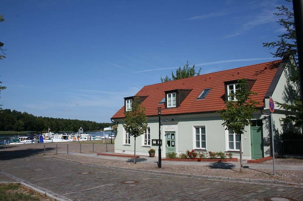 Ganze Wohnung, Großzügige Ferienwohnung \"Wölfchen\" direkt am Hafen von Rheinsberg in Rheinsberger See, Rheinsberg