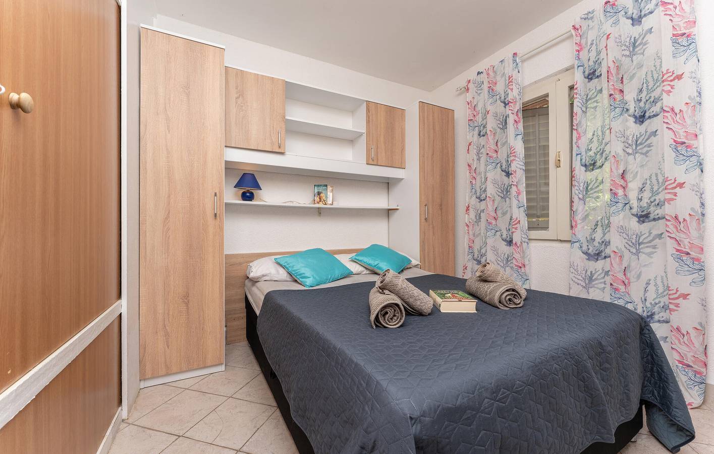 Ganze Ferienwohnung, Gemütliches Apartment mit Terrasse, 1,5 km vom Strand Pod Vruljom entfernt, mit kostenlosen Parkplätzen in Pakostane, Zadar
