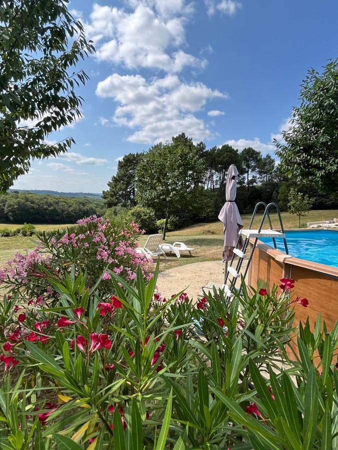 Location de vacances pour 6 personnes, avec vue ainsi que piscine et jardin à Tamniès - 2
