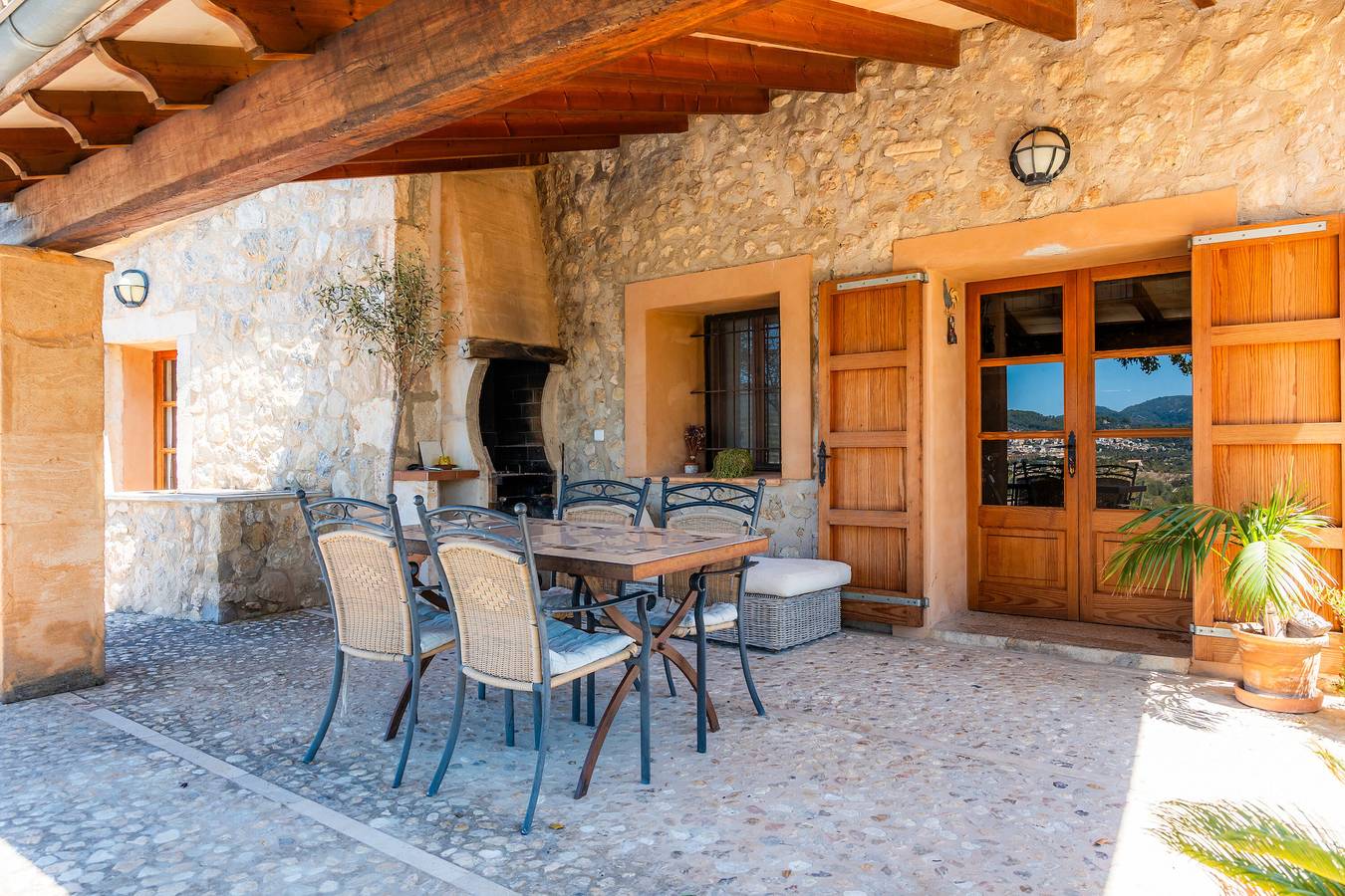 Villa 'Sestadors' con vistas a la montaña, Wi-Fi y aire acondicionado in Moscari, Selva (Mallorca)