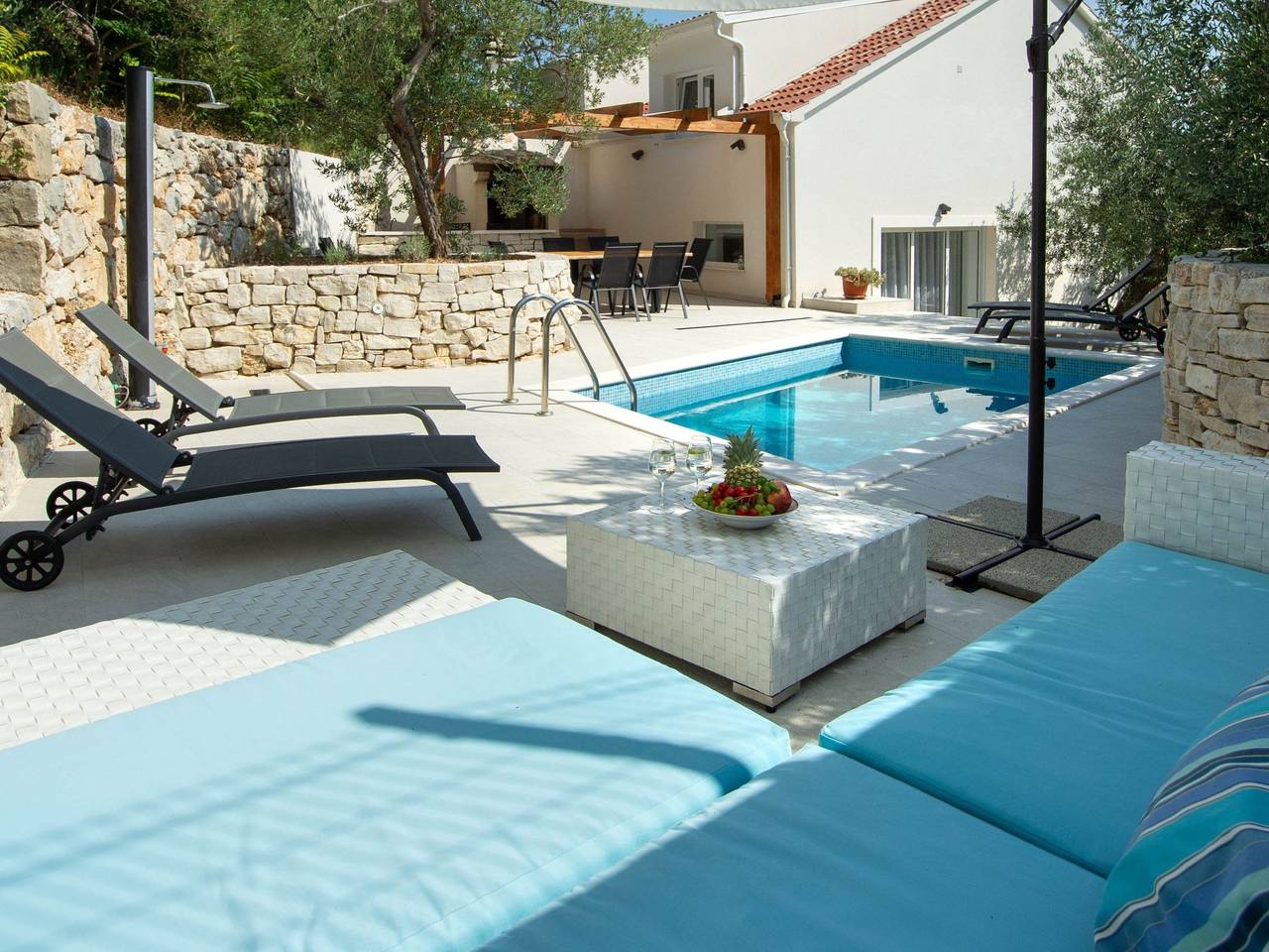 3 Schlafzimmer Villa mit beheiztem Pool und Meer in Pisak, Split-Dalmatien