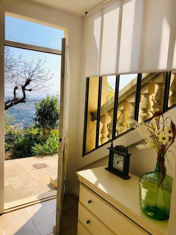 Ferienwohnung für 2 Personen, mit Terrasse und Pool sowie Garten und Ausblick in Vence