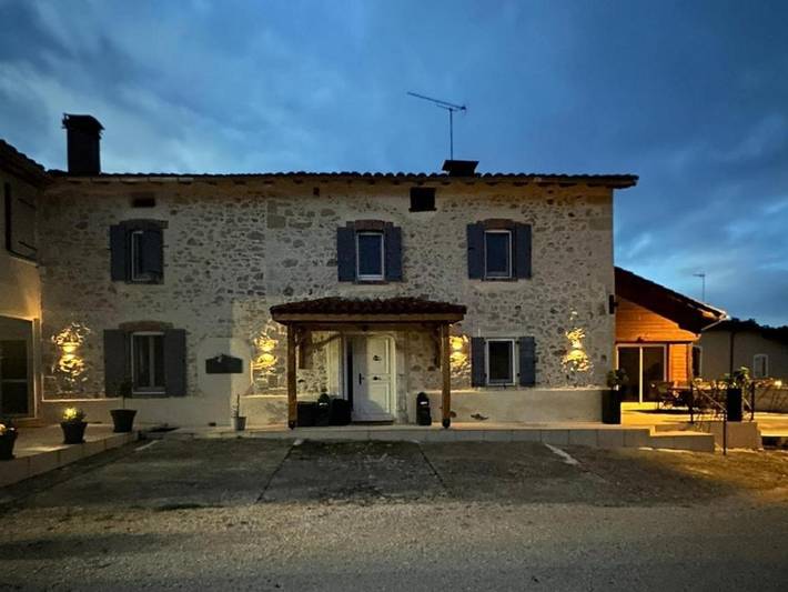 Location de vacances pour 12 personnes, avec piscine ainsi que vue et jardin, adapté aux familles à Cassagne (Haute-Garonne) - 2