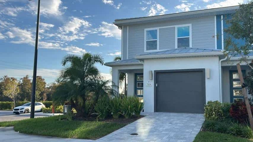 Vacation rental for 8 people, with yard and lake view as well as terrace in Reunion (FL)