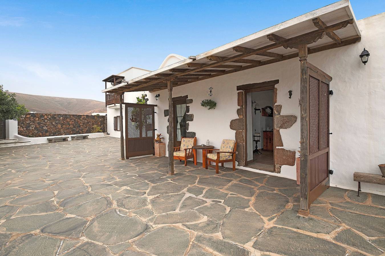 Holiday Home "Casita Tahona" with Mountain Views, Terrace and Wi-Fi in Los Valles, Teguise