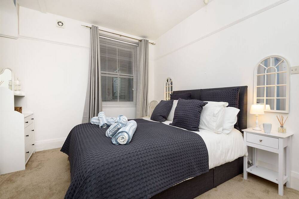 Apartment in fabulous position with sea and harbour views! in Looe, Cornwall