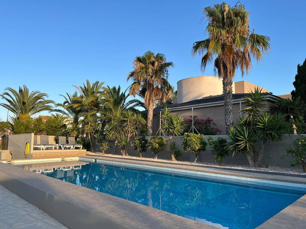Villa de los Osos - 3min Walk To The Beach & Club De Golf Playa Serena, Entire House, Chalet With Xxl Private Pool & Gym in Buena Vista Roquetas de Mar, Roquetas de Mar